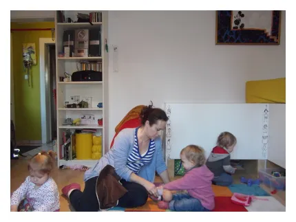 Die Tageskinder spielen gemeinsam im Zimmer